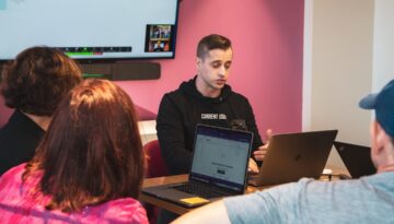 Jakie są korzyści z nauki programowania na odległość?