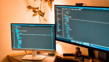 Jak wygląda praca programisty w Polsce - zarobki i perspektywy?